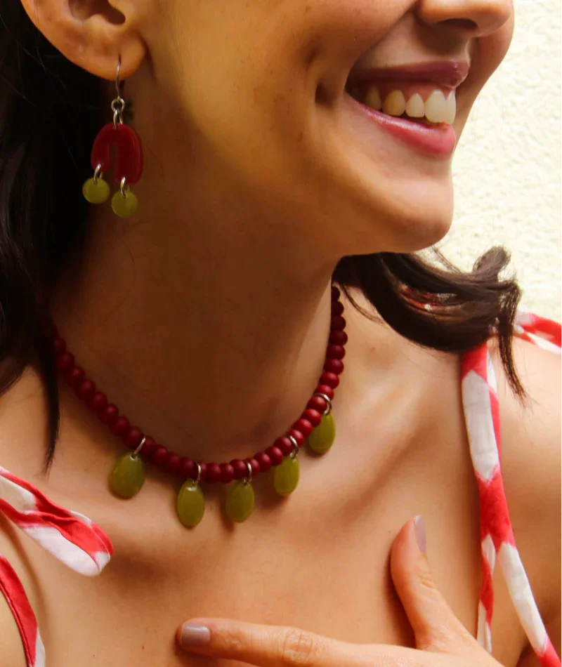 Collar y aretes artesanales rojos y verdes, joyería inspirada en cultura colombiana