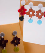 Pendientes florales artesanales en colores vibrantes, joyería inspirada en cultura colombiana