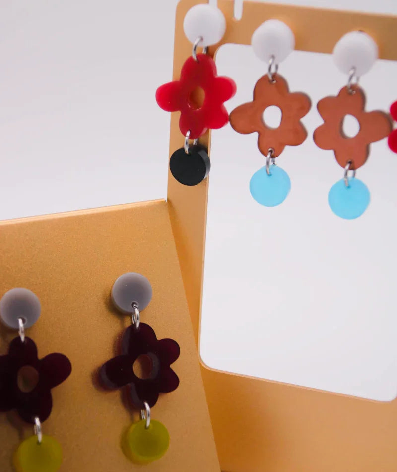 Pendientes florales artesanales en colores vibrantes, joyería inspirada en cultura colombiana