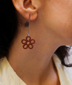 Pendiente artesanal en forma de flor, joyería inspirada en cultura colombiana, accesorio femenino elegante