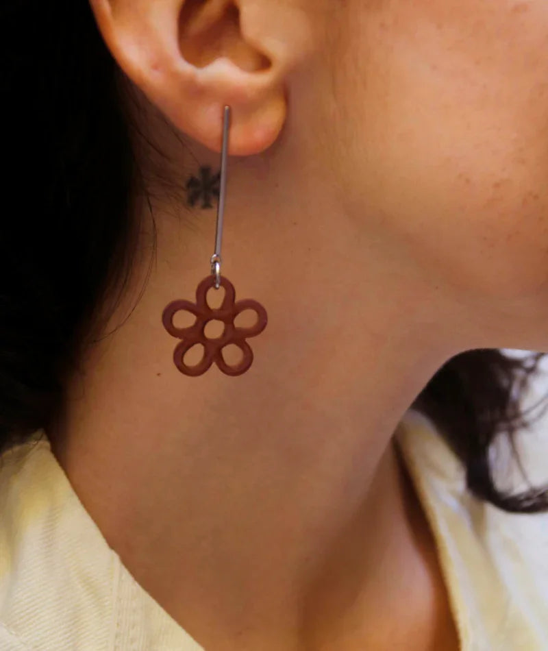 Pendiente artesanal en forma de flor, joyería inspirada en cultura colombiana, accesorio femenino elegante