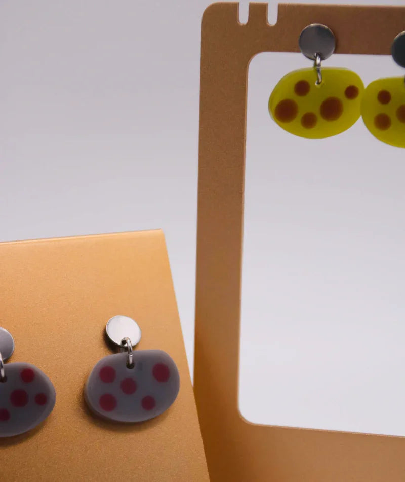 Pendientes artesanales con puntos, diseño inspirado en cultura colombiana, accesorios coloridos y únicos