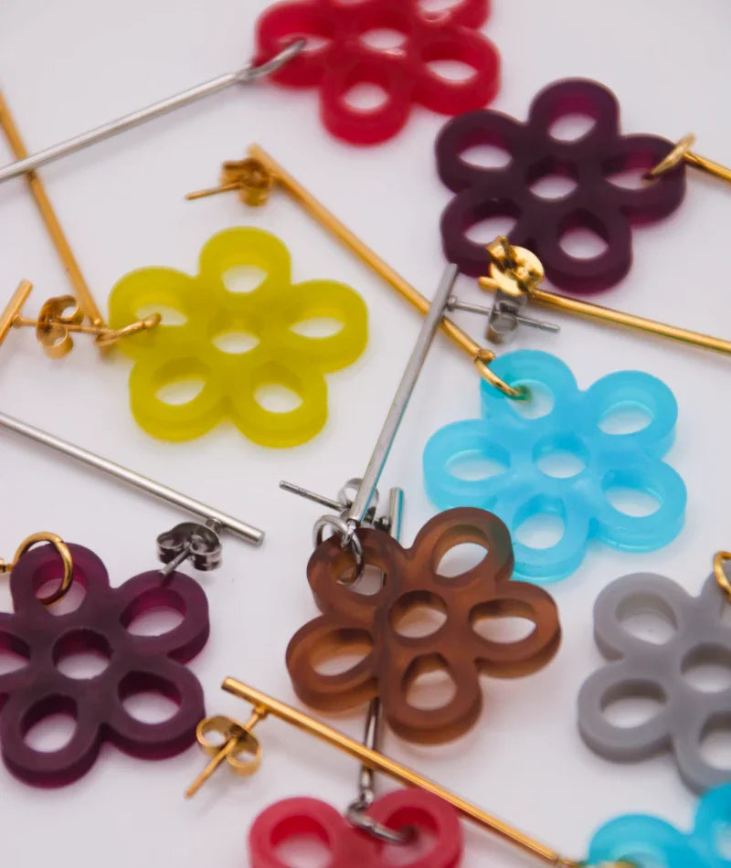 Pendientes florales artesanales en colores vibrantes, inspirados en la cultura colombiana