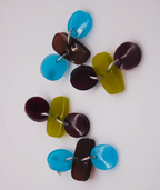 Pendientes artesanales coloridos con formas geométricas y acabado brillante, inspirados en la cultura colombiana