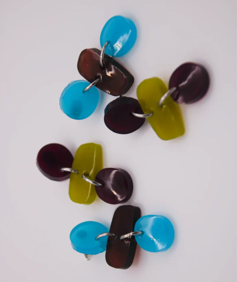 Pendientes artesanales coloridos con formas geométricas y acabado brillante, inspirados en la cultura colombiana