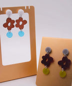 Pendientes artesanales con forma de flor en colores vibrantes, inspirados en la cultura colombiana