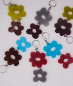 Llaveros florales de acrílico en colores vibrantes, accesorios artesanales inspirados en la cultura colombiana