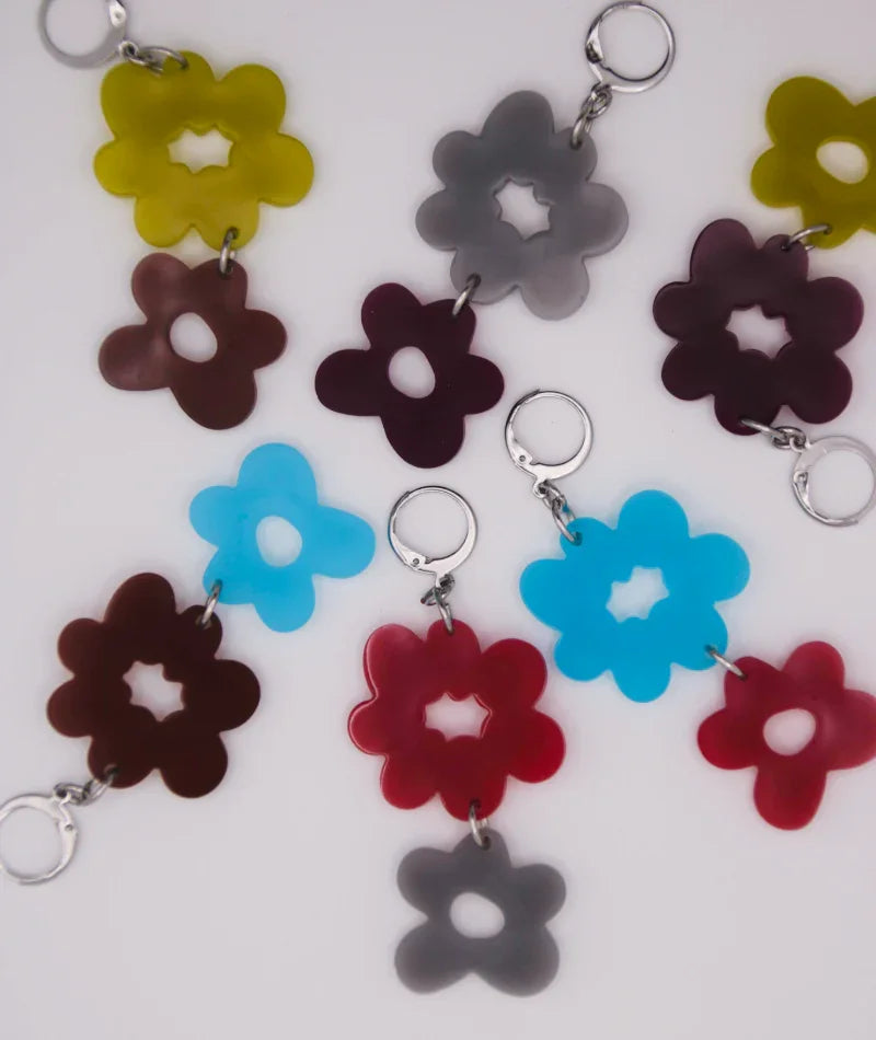 Llaveros florales de acrílico en colores vibrantes, accesorios artesanales inspirados en la cultura colombiana