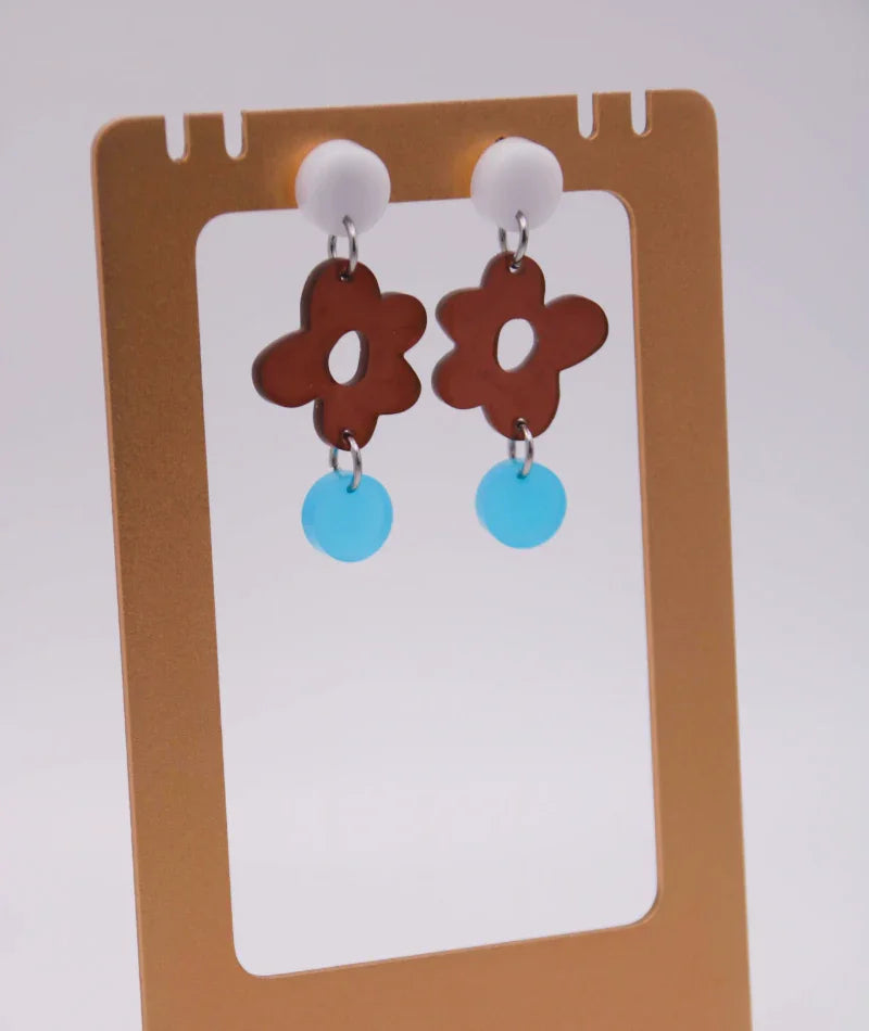 Pendientes artesanales con flor marrón y círculo azul, accesorios inspirados en cultura colombiana