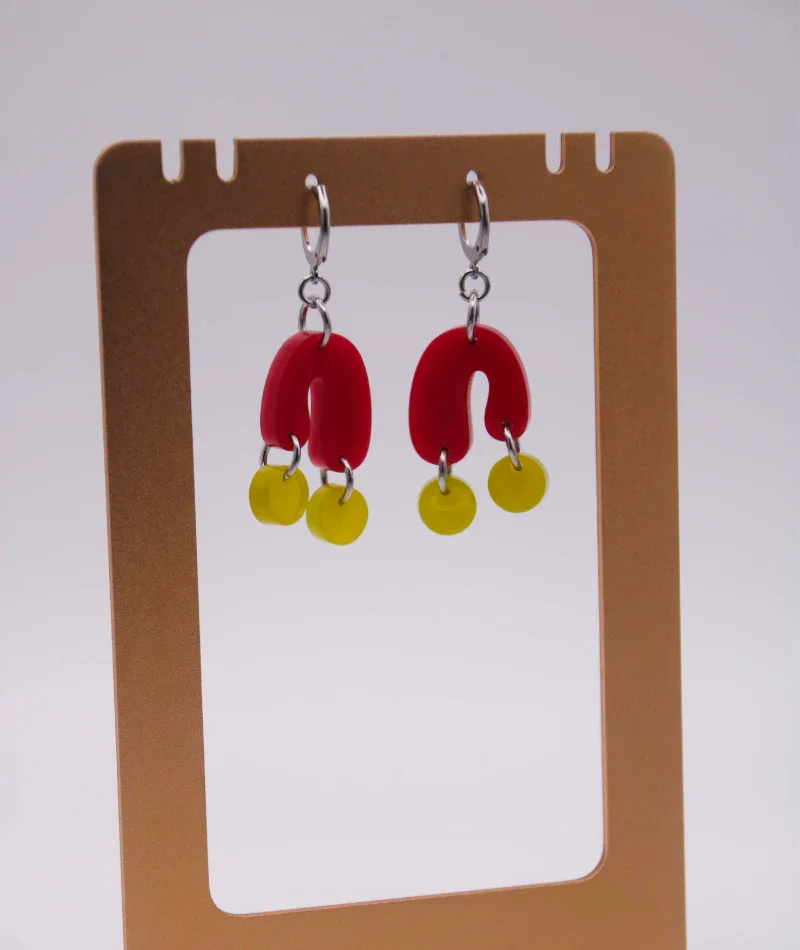 Pendientes artesanales rojos y amarillos con diseño geométrico, inspirados en la cultura colombiana