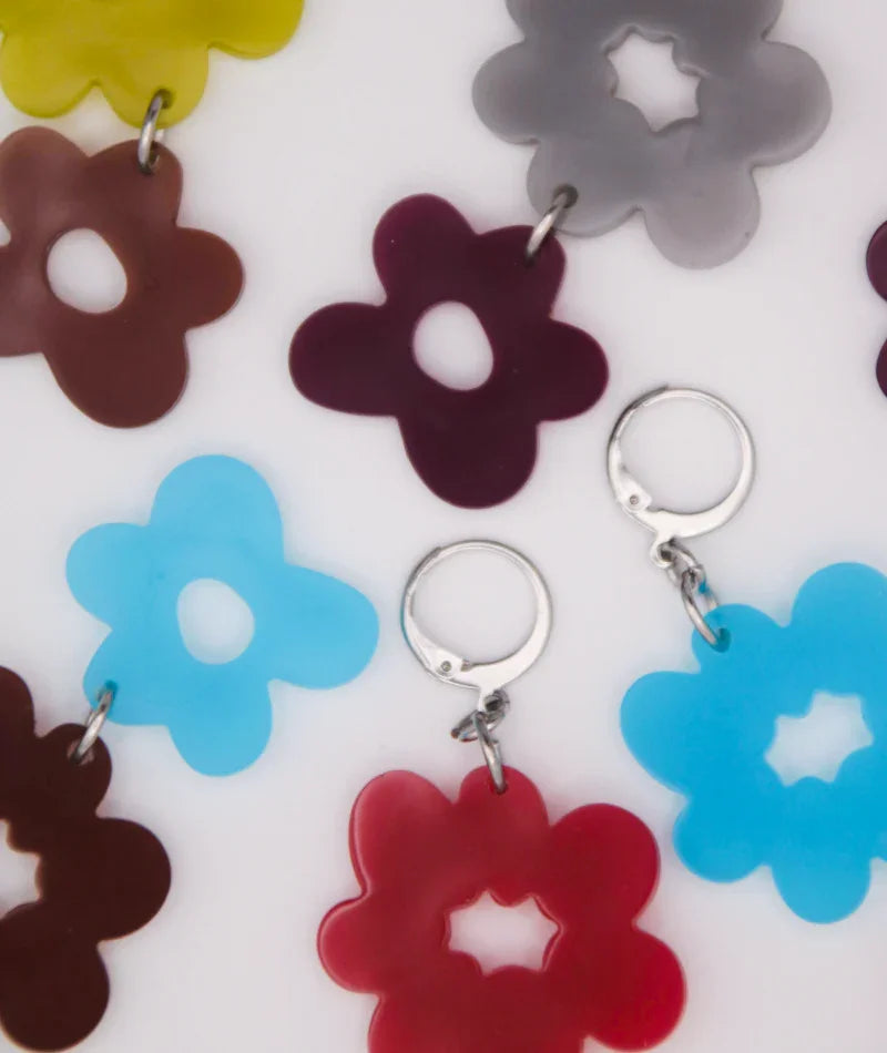 Llaveros florales artesanales en colores vibrantes, diseño inspirado en cultura colombiana