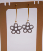 Pendientes florales de resina gris con aro dorado, joyería artesanal inspirada en Colombia