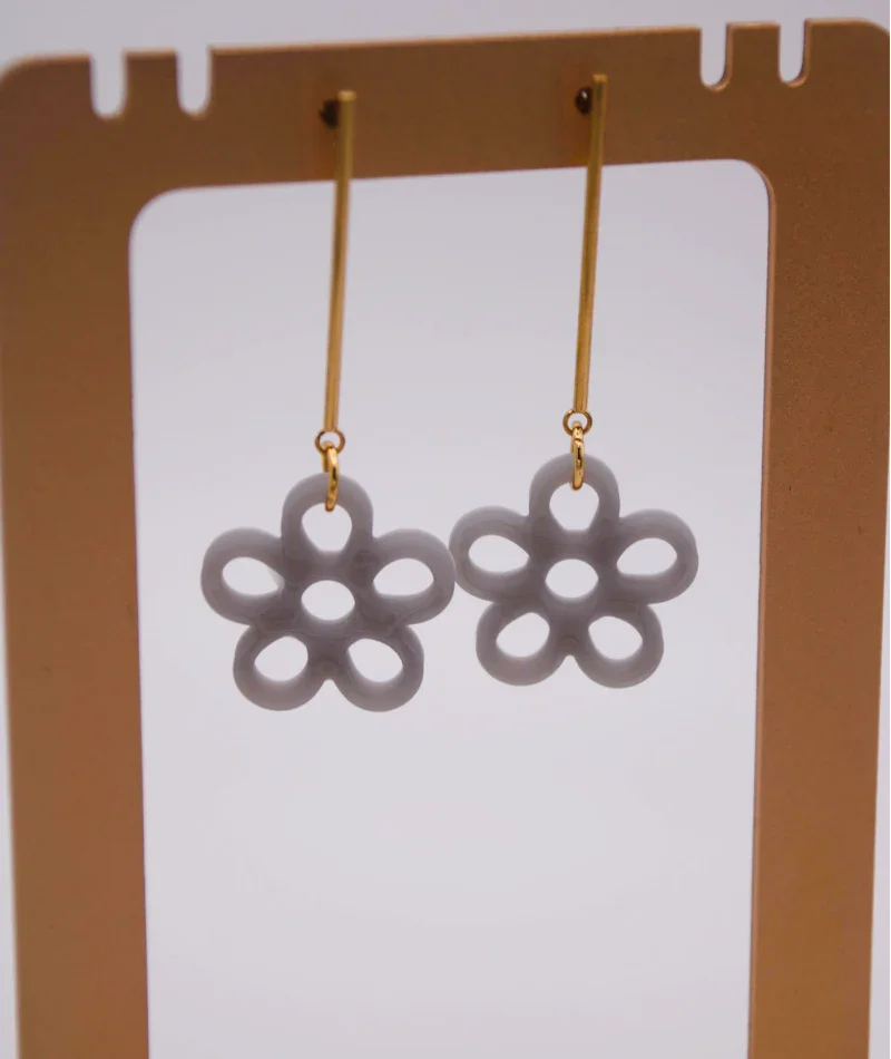 Pendientes florales de resina gris con aro dorado, joyería artesanal inspirada en Colombia