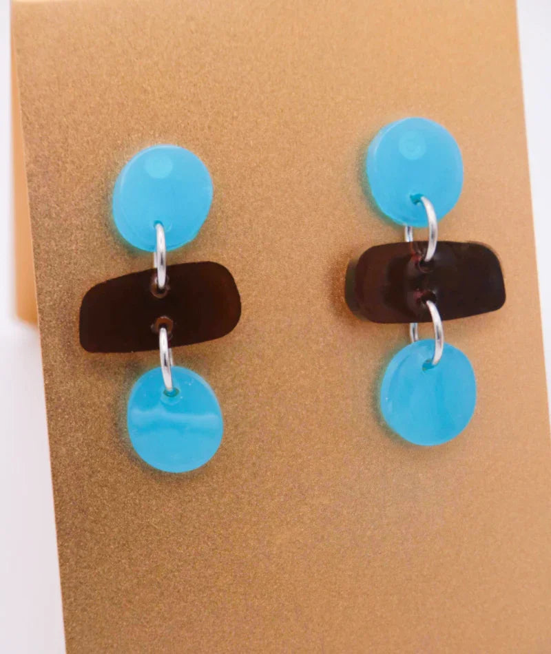 Pendientes artesanales azules y negros con diseño geométrico, joyería inspirada en cultura colombiana