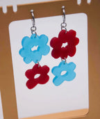 Pendientes florales artesanales en azul y rojo, inspirados en la cultura colombiana