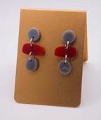 Pendientes artesanales grises y rojos con diseño geométrico, accesorios inspirados en cultura colombiana